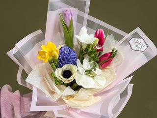 Buchet colorat cu mix de primavara