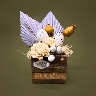 Aranjament de Paste in cutie de lemn