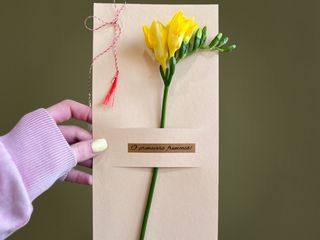 Frezie cu holder si mesaj o primavara frumoasa