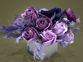 Aranjament cu trandafiri de sapun mov si fluturas