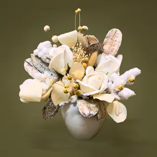 Aranjament cu flori de sapun si flori uscate White