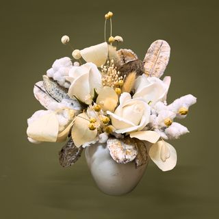 Aranjament cu flori de sapun si flori uscate White