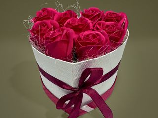 Cutie inima cu 9 trandafiri de sapun rosii