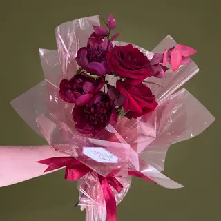 Buchet cu Bujori și Trandafiri Roșii
