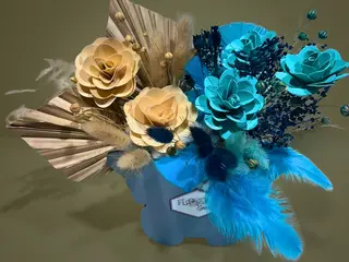 Aranjament cu flori uscate bej si albastru