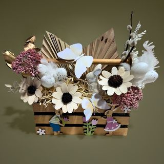 Aranjament in cutie de lemn cu iepurasi