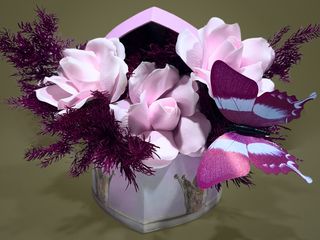 Aranjament cu trandafiri de sapun roz si fluturas