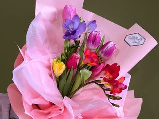 Buchet cu 5 lalele si 4 frezii