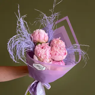Buchet cu 5 bujori roz si trefern