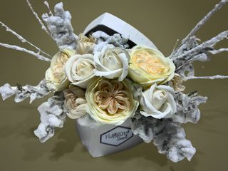 Aranjament cu flori de sapun - alb