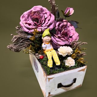 Aranjament in cutie de lemn cu flori artificiale