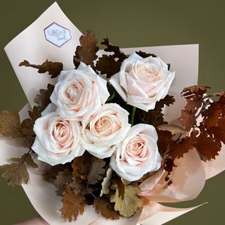 Buchet cu 5 trandafiri crem si frunze de toamna 