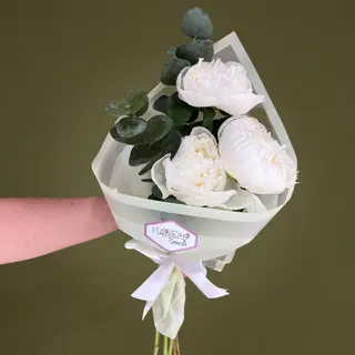 Buchet cu 3 Bujori Albi și Eucalipt