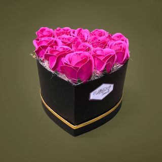 Aranjament cu 13 trandafiri de sapun roz