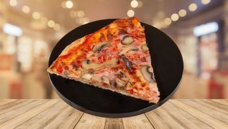 Pizza prosciutto funghi - felie