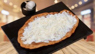 Langos cu branza, smantana si mujdei