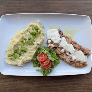 MUSCHIULET DE PORC CU SOS GORGONZOLA