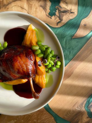 Pulpa de rata confiata cu piure cartofi dulci si sos fructe de padure