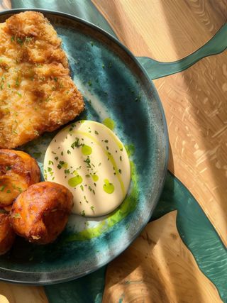 Snitel de curcan cu medalion de cartofi deep fried si sos branzeturi