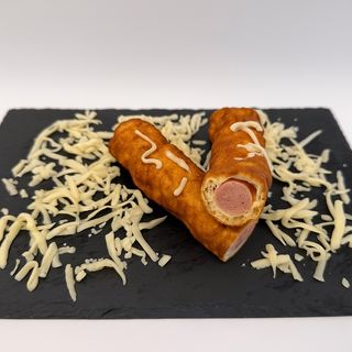 Langoș cu crenvurști și cașcaval