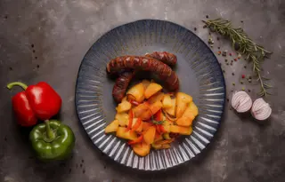 -Cartofi țărănești cu cârnați de mangaliță