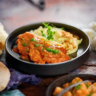 Chiftele marinate în sos roșu cu piure de cartofi