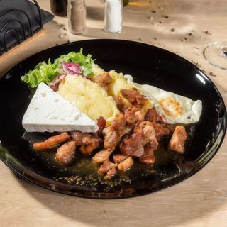 Tochitura haiducească cu garnitura la alegere