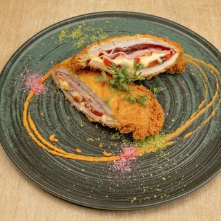 Șnițel pui umplut cu șuncă și cașcaval