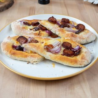 Plăcintă cu cârnați și ceapă