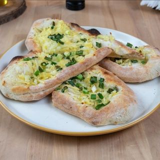 Plăcintă cu cartofi, brânză și ceapă