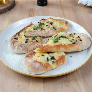 Plăcintă cu brânză de burduf și verdeață