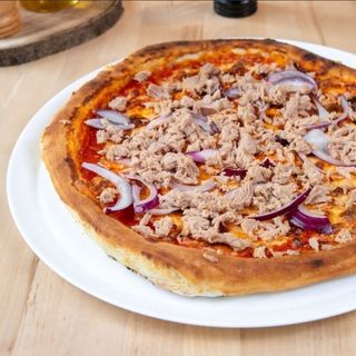 Pizza cu ton și ceapă