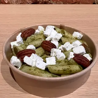 Paste cu pesto, roșii uscate și feta