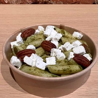 Paste cu pesto, roșii uscate și feta