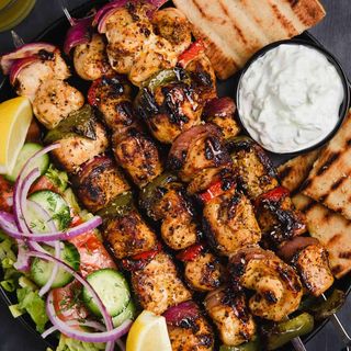Souvlaki de porc la farfurie