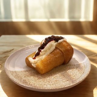 Baba Rum cu cremă de brânză Philadelphia & dulceață de coacăze negre