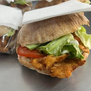 Panino cu șnițel de pui