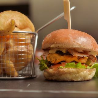 Mini Burger + cartofi 