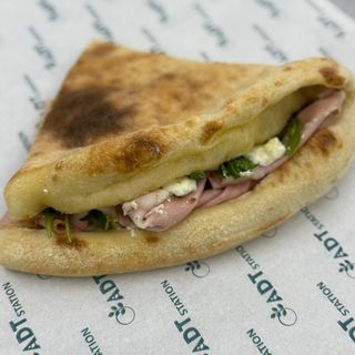 Sandwich Mortadella cu fistic