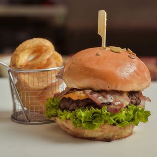 Burger vegetarian + cartofi