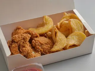Aripioare picante + cartofi spirala