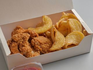 Aripioare picante + cartofi spirala