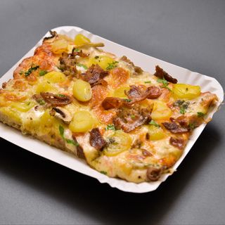 Pizza felie cârnați cu cartofi