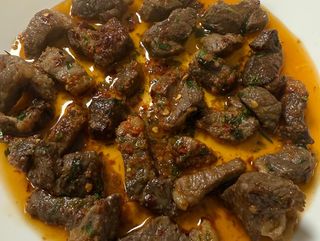 Pastrama de oaie la tigaie