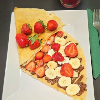 Clatite cu Nutella, banane si ananas