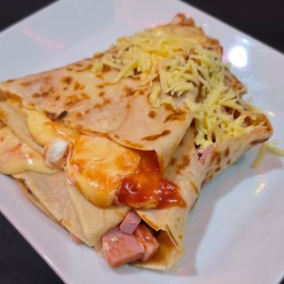 Quattro Formaggi cu pastrama vita, sunca porc, cascaval, crema branza