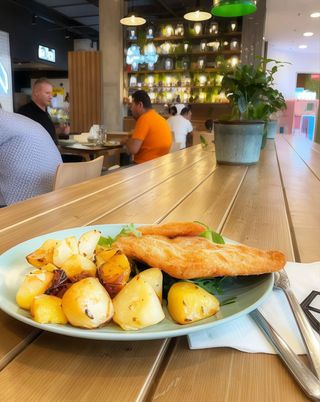 Șnițel de curcan cu cartofi la cuptor, sos cocktail și salată mixtă