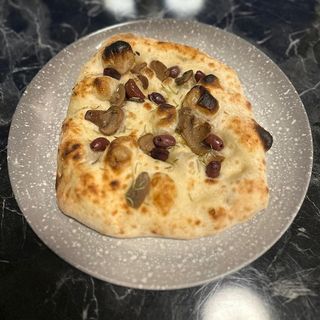 Focaccia cu masline si ciuperci