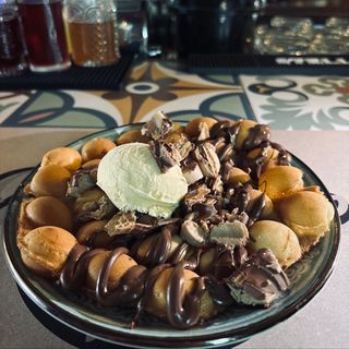 Bubble waffle with honey & pecan nuts