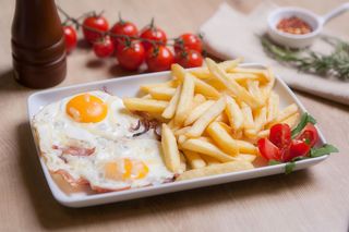 Oua ochi in bacon si ceapa cu cartofi prajiti